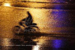 Image du Maroc Professionnelle de  Un motocycliste roule à grande vitesse sous la pluie durant la nuit du Samedi 17 Novembre 2012 sur le Boulevard Mohammed VI à Casablanca. (Photo / Abdeljalil Bounhar) 